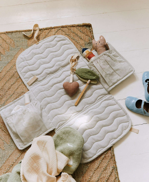 Wickelunterlage River Dew Stripe von Dear April mit Herz-Spielzeug