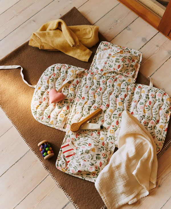 Wickelunterlage River Flower Market von Dear April mit zwei Taschen