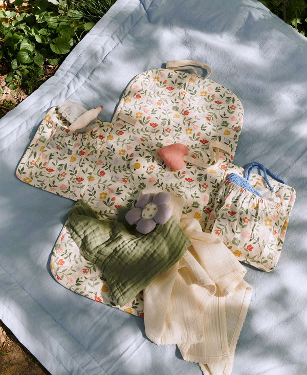 River Flower Market von Dear April, faltbar für die Wickeltasche