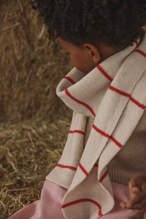 Igor Schal Cream/Red von Hvid im Winteroutfit