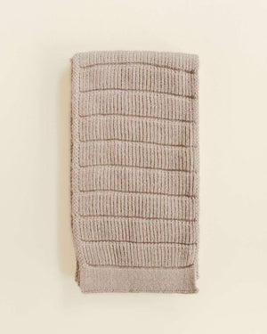 Strickdetail des Jacobino Schals Sand von Hvid