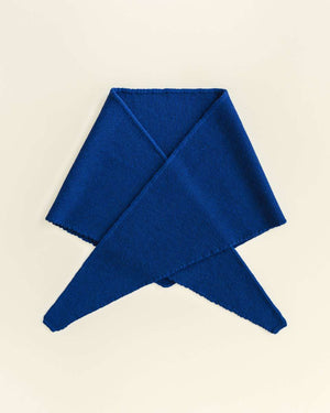 Hvid Merinoschal Josephina Cobalt Blue von hinten getragen