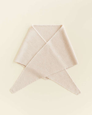 Merino-Dreieckstuch Josephina Cream von Hvid, Detailansicht