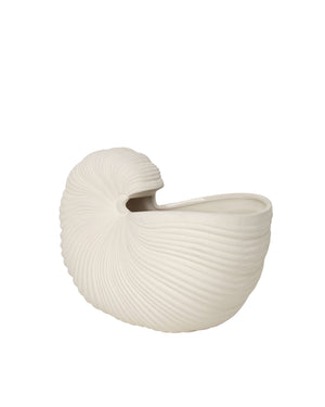 ferm LIVING Shell Vase Off White im Wohnraum arrangiert