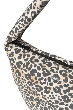 Leoprint-Crossbody von Studio Noos quer über der Schulter