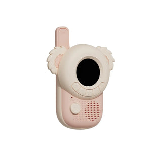 Kind funkt mit The Zoo Family Walkie-Talkie Koala im Garten