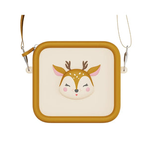 Kind trägt The Zoo Family Kamera-Tasche Reh
