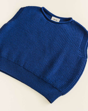 Rückansicht der Hvid Weste Harvey Cobalt Blue aus Merinowolle