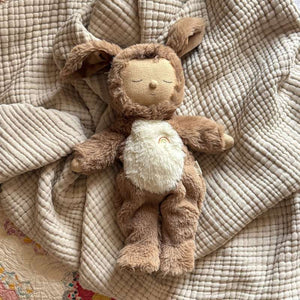 Cozy Dinkum Digby mit gesticktem Gesicht und Regenbogen