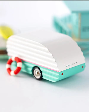Candylab Toys Camper Blaugrün am Zugfahrzeug