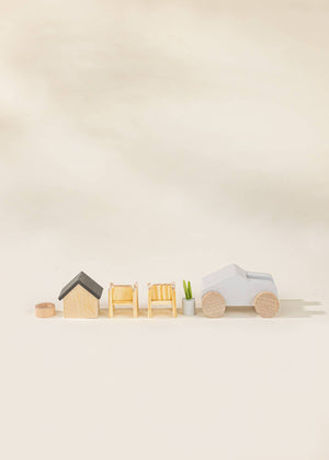 Zwei Stühle mit Kissen aus dem Puppenhaus-Aussenset von Coco Village