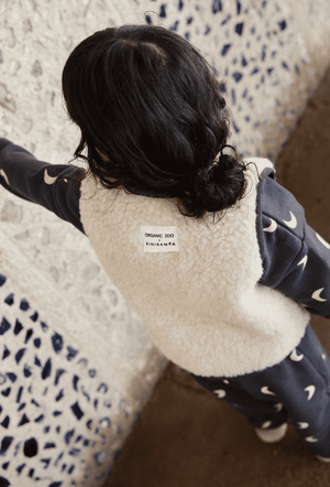 Snugglevest Peanut aus der Limited Edition BINIBAMBA × Organic Zoo