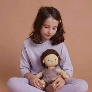 Kind spielt mit der Dinkum Doll Bitsy von Olli Ella