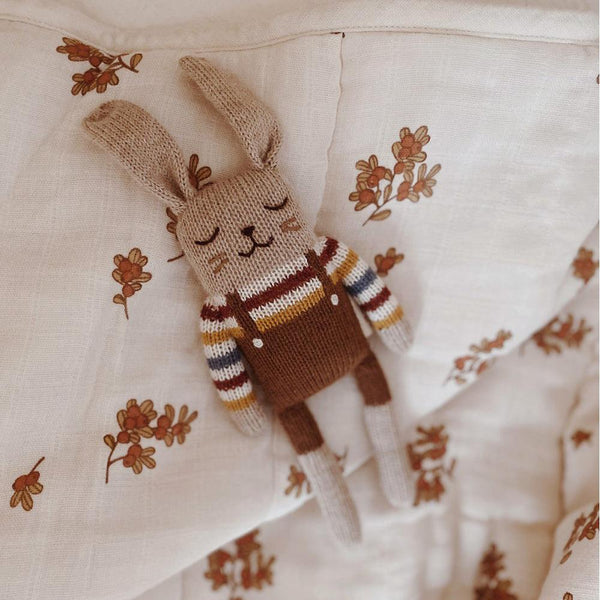 Pull arc-en-ciel tricoté lapin jouet