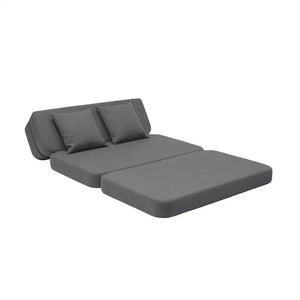 Kind sitzt auf dem byKlipKlap Spielsofa Blue Grey