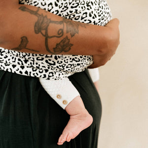 Sling Babytragetuch Leo in Hüfttrageposition getragen