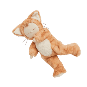 Olli Ella Cozy Dinkum Tabby Cat Kuscheltier – im Arm gehalten