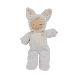 Cozy Dinkum Fox Fenix von Olli Ella aus recyceltem Plüsch liegend