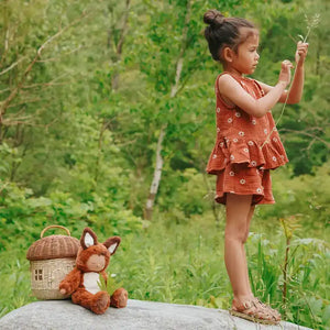 Kind kuschelt mit dem Cozy Dinkum Fox Finnley