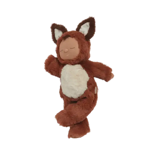 Olli Ella Finnley Fox im Plüschanzug aus recyceltem Material