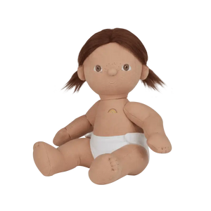 Dinkum Doll Dottie sitzend in der Ganzkörperansicht