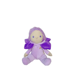 Kind spielt mit Olli Ella Dinky Dinkum Puppe Violet