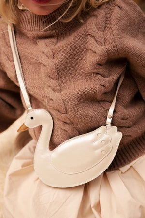 Schwanen-Applikation auf der Klappe der Donsje Chiem Tasche im Detail