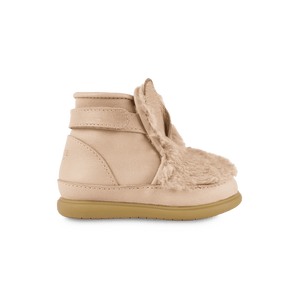 Hasenohren aus weichem Faux Fur am Donsje Babyschuh im Detail