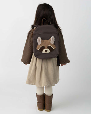 Donsje Sifo Kinderrucksack Raccoon Espresso – von einem Kind getragen