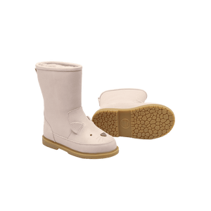 Katzengesicht mit Schnurrhaaren im Detail am Wadudu Stiefel