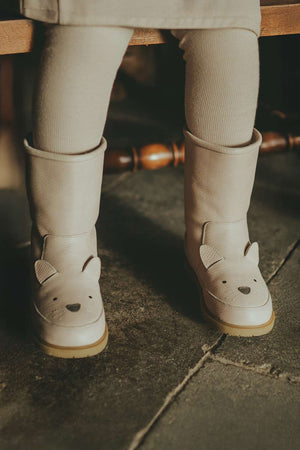 Paar lavendelfarbene Wadudu Winterstiefel von Donsje nebeneinander