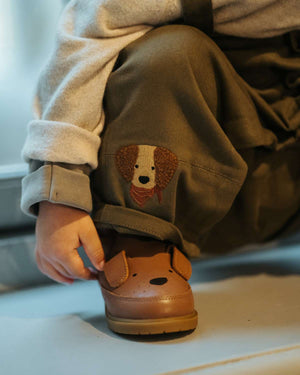 Paar haselnussbrauner Wadudu Winterstiefel von Donsje