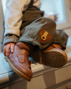 Seitenansicht des Donsje Wadudu Stiefels aus Hazelnut-Leder
