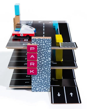 Candycars parken magnetisch gehalten in der Candylab Toys Garage
