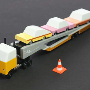 Klar versiegelte Oberfläche des Candylab Autotransporters aus Buchenholz