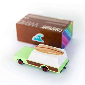 Candylab Surfwagen im Retro-Look mit Holz-Surfbrett auf dem Dach