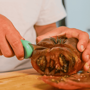 Kind schneidet Tomate mit dem Genius Cut Kindermesser