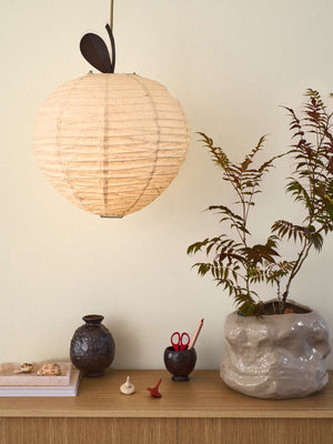 Lampenschirm in Apfelform von ferm LIVING mit Metallblatt