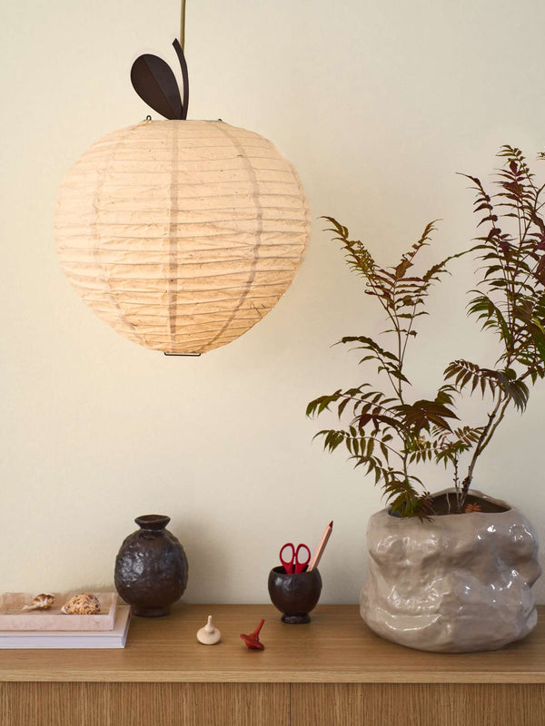 Lampenschirm in Apfelform von ferm LIVING mit Metallblatt