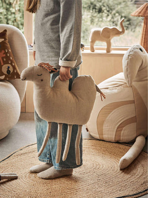 Kissen in Kamelform von ferm LIVING mit Wollfransen und Handstickerei