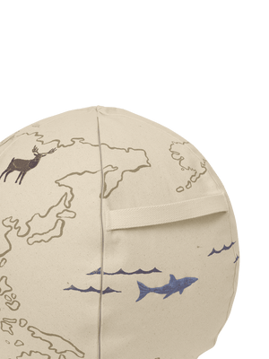 Bestickte Tiermotive auf dem ferm LIVING Sitzpuff the World