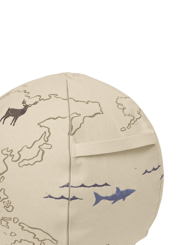 Bestickte Tiermotive auf dem ferm LIVING Sitzpuff the World