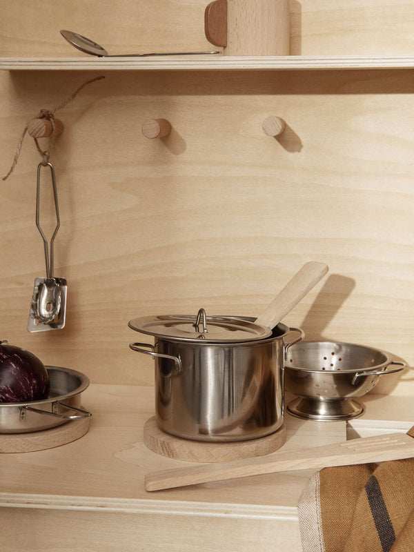 Toro Spielküchen-Set von ferm LIVING im Baumwollnetzbeutel