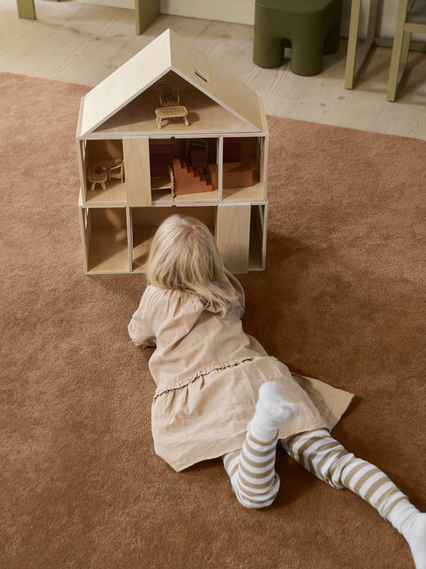 ferm LIVING Toro Puppenhaus mit ausgestanzten Fenstern und Türen