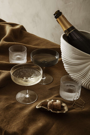 ferm LIVING Shell Vase mit frischen Blumen auf einem Sideboard