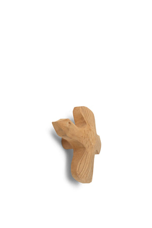 Handgeschnitztes Holzdetail des ferm LIVING Bird Hakens