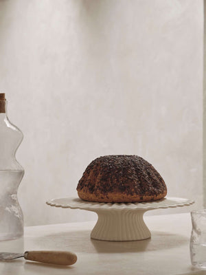 ferm LIVING Fountain Tortenständer Off White von der Seite