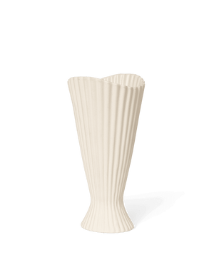 ferm LIVING Fountain Vase Off White im Wohnzimmer platziert