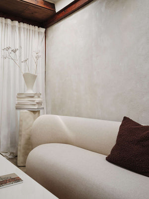 ferm LIVING Fountain Vase Off White – Detail der Faltenstruktur