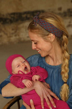Hvid Bonnette Dolly Babyhäubchen Fuchsia aus Merinowolle, weitere Ansicht